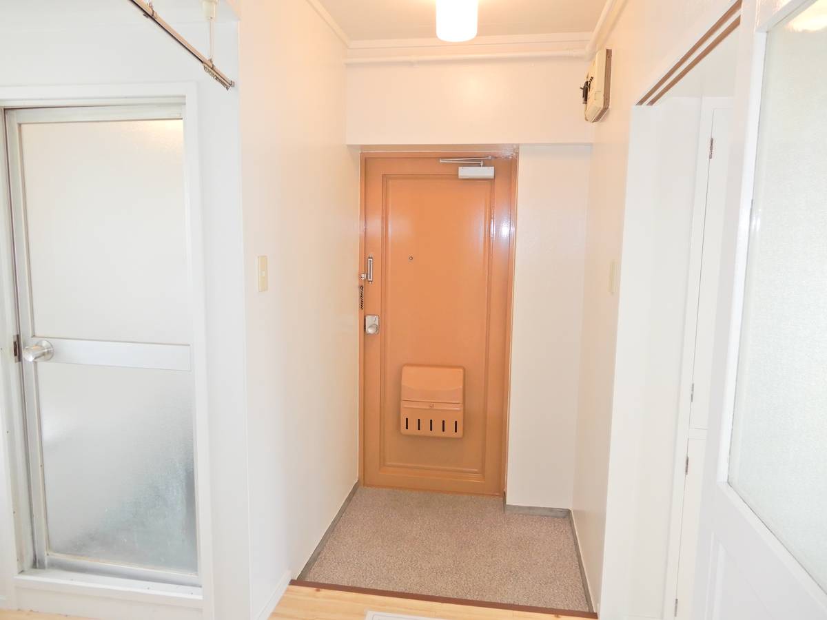Pintu Masuk Apartemen di Village House Shiranoe di Moji-ku