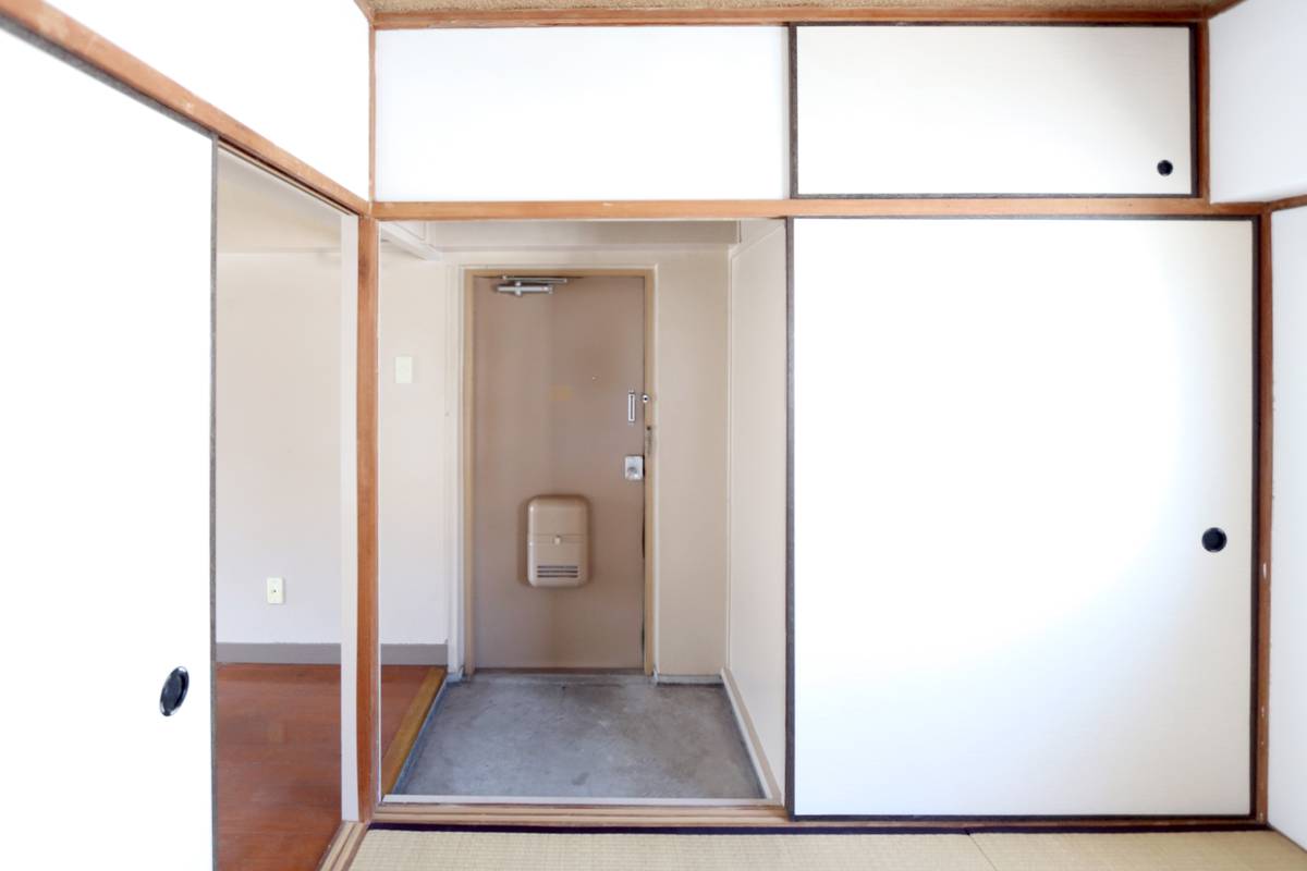 Pintu Masuk Apartemen di Village House Sueishi di Nagasaki-shi