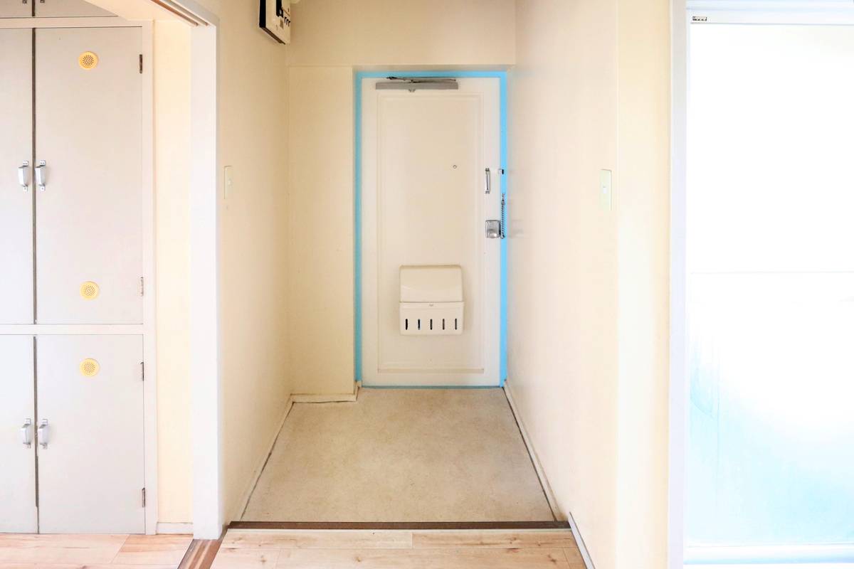 Pintu Masuk Apartemen di Village House Ueki di Kita-ku