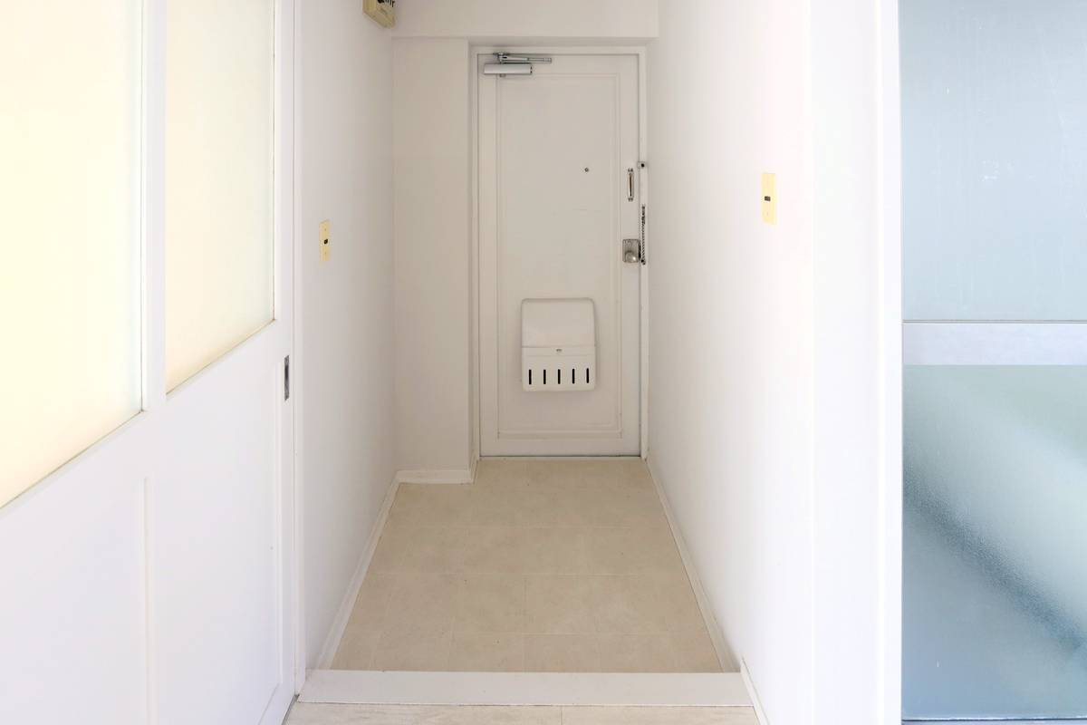 Pintu Masuk Apartemen di Village House Imajuku di Nishi-ku