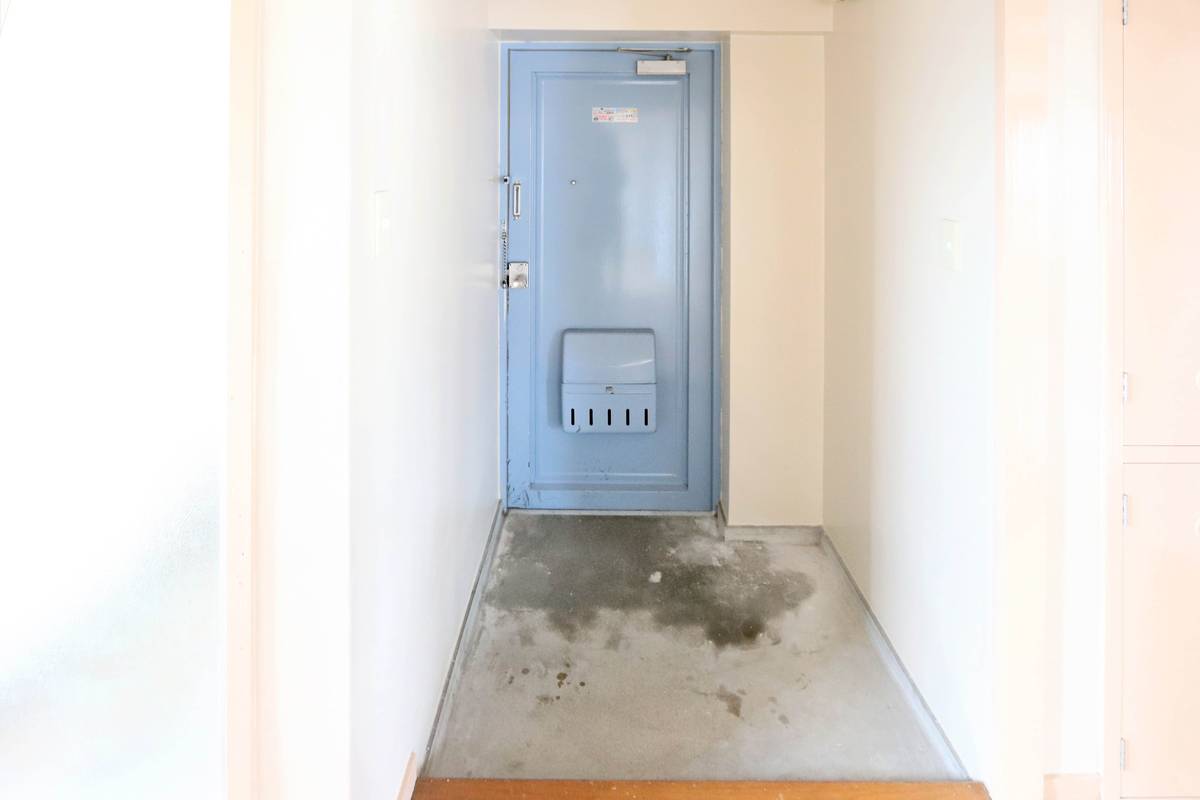 Pintu Masuk Apartemen di Village House Wakaba 2 di Isahaya-shi