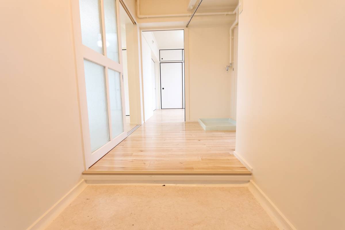 Pintu Masuk Apartemen di Village House Wakaba 2 di Isahaya-shi