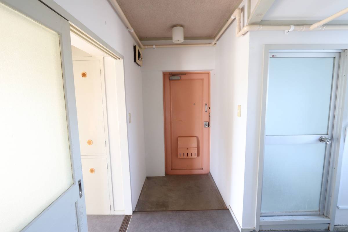 Pintu Masuk Apartemen di Village House Shiranui di Uki-shi