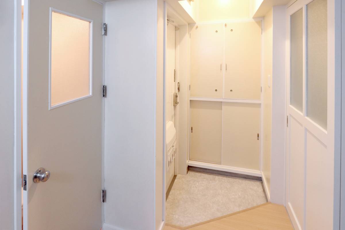 Pintu Masuk Apartemen di Village House Mitsuhashi di Yanagawa-shi