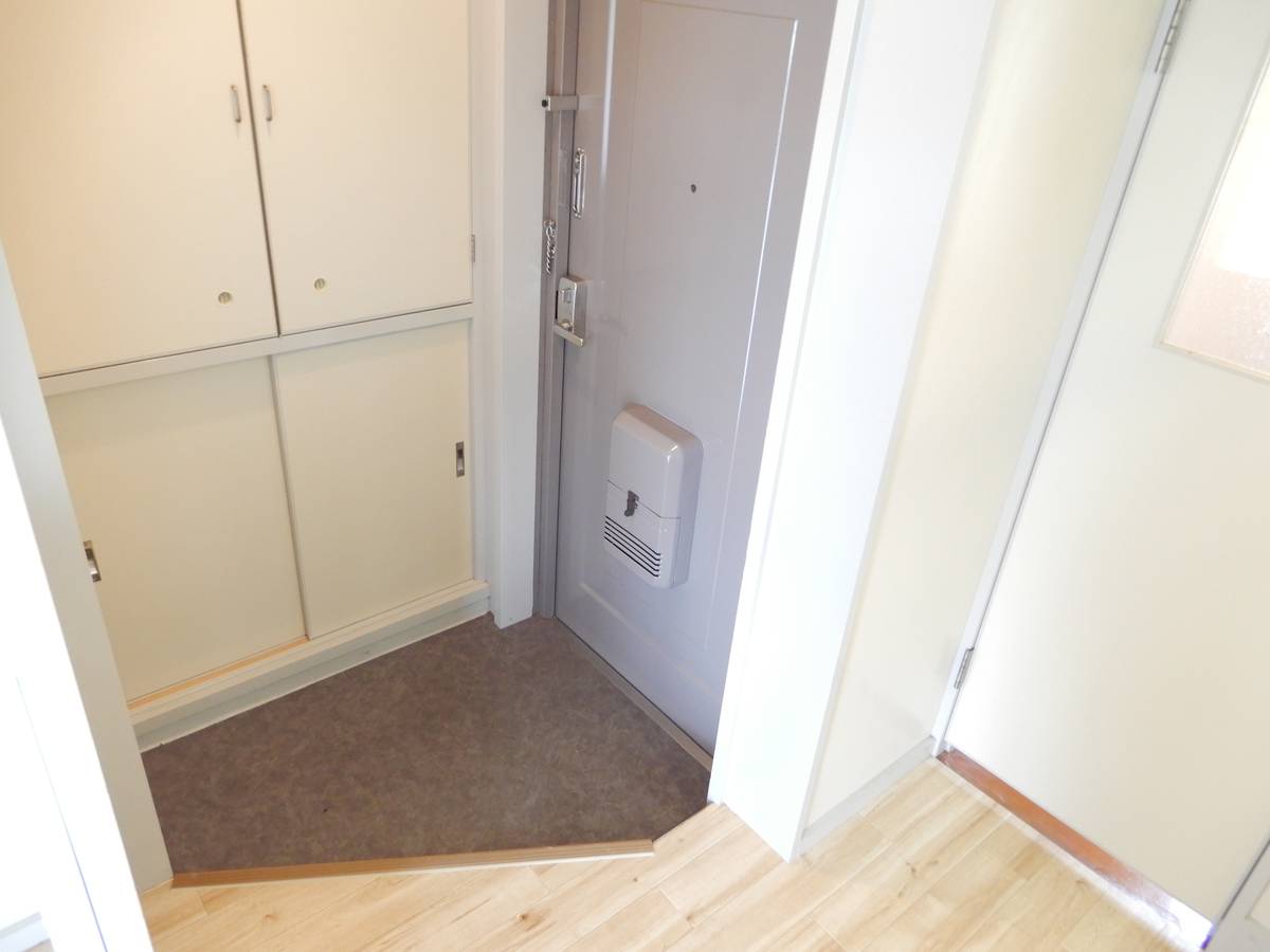 Pintu Masuk Apartemen di Village House Nougata Higashi di Nogata-shi
