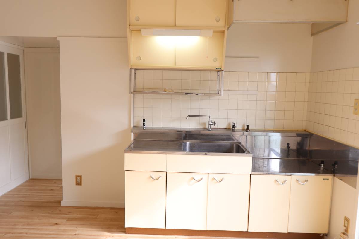 Khu vực bếp của Village House Shimo Hirokawa ở Yame-gun