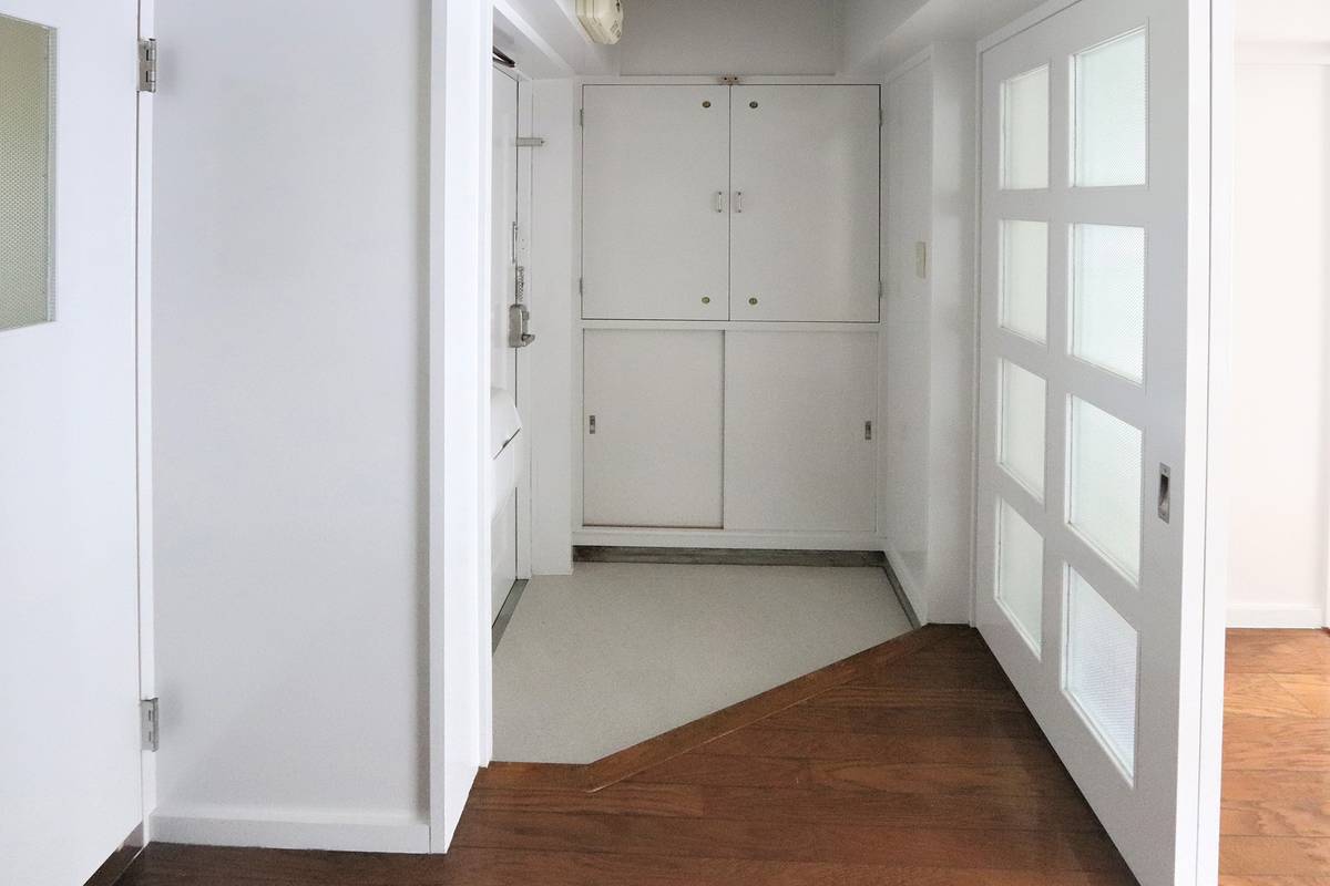 Pintu Masuk Apartemen di Village House Egami di Sasebo-shi