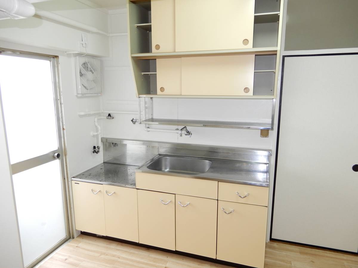 Khu vực bếp của Village House Moji Shiranoe ở Moji-ku